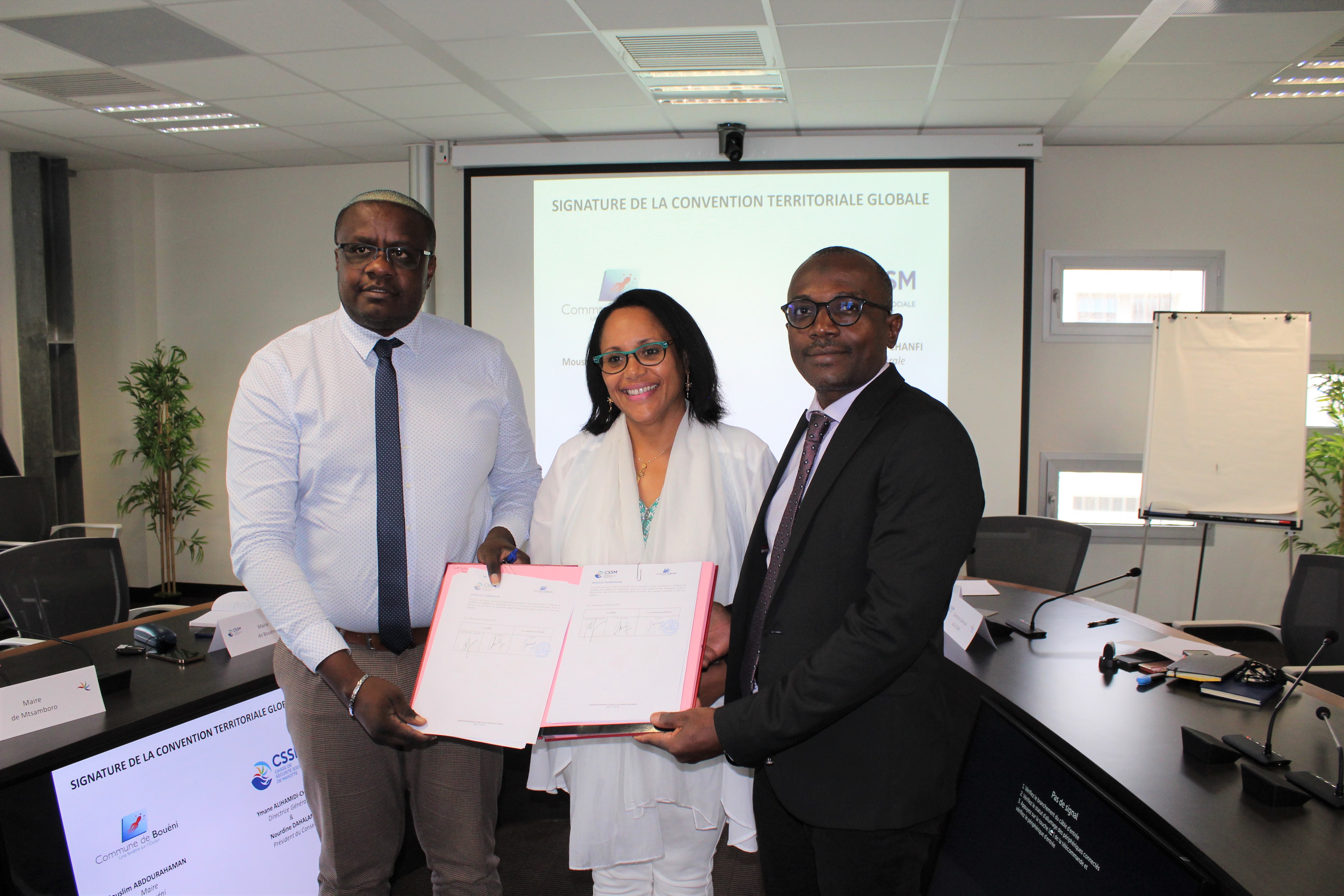 Signature&#x20;CTG&#x20;avec&#x20;les&#x20;communes&#x20;de&#x20;Bou&#x00E9;ni