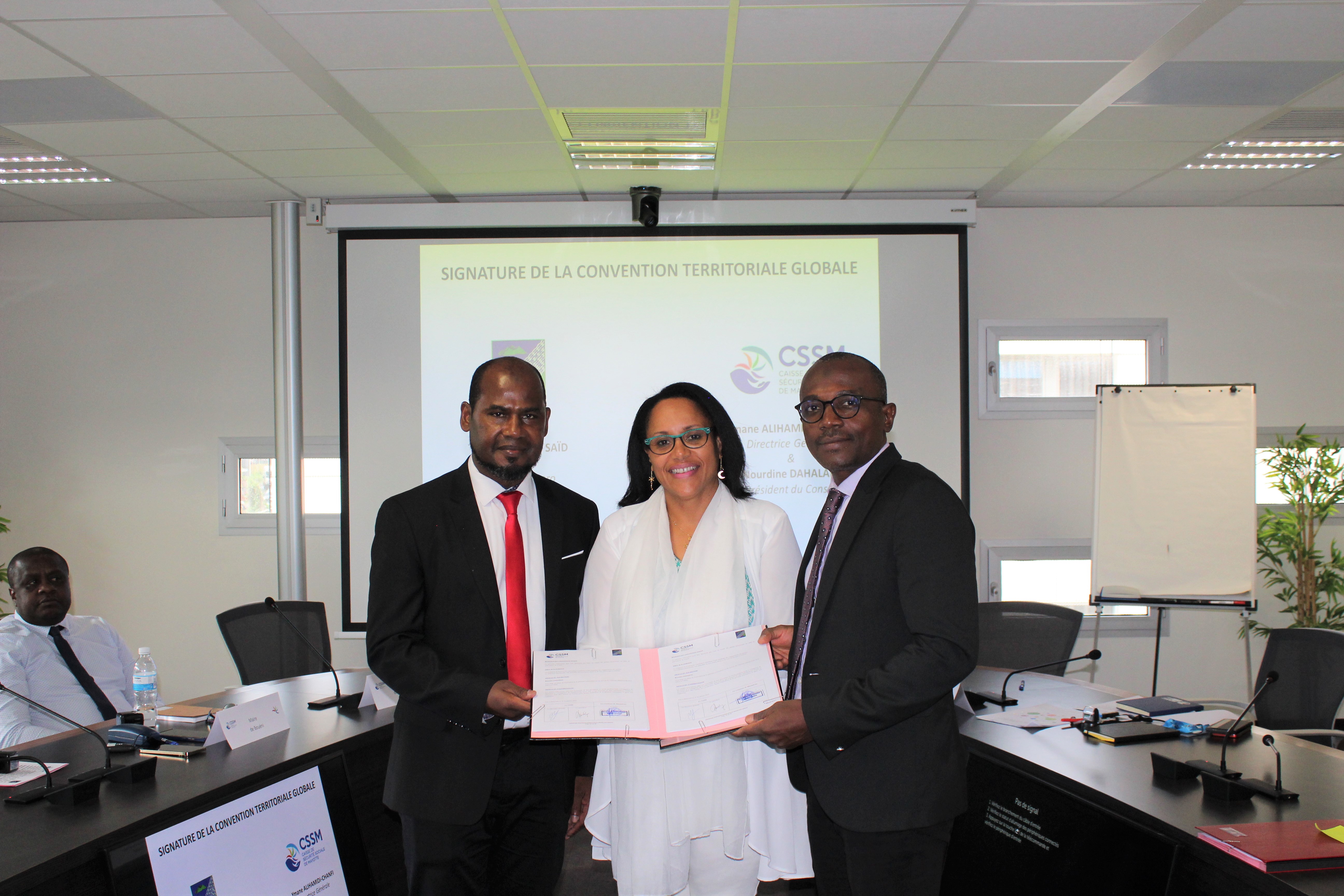 Signature&#x20;CTG&#x20;avec&#x20;les&#x20;communes&#x20;de&#x20;Mtsamboro
