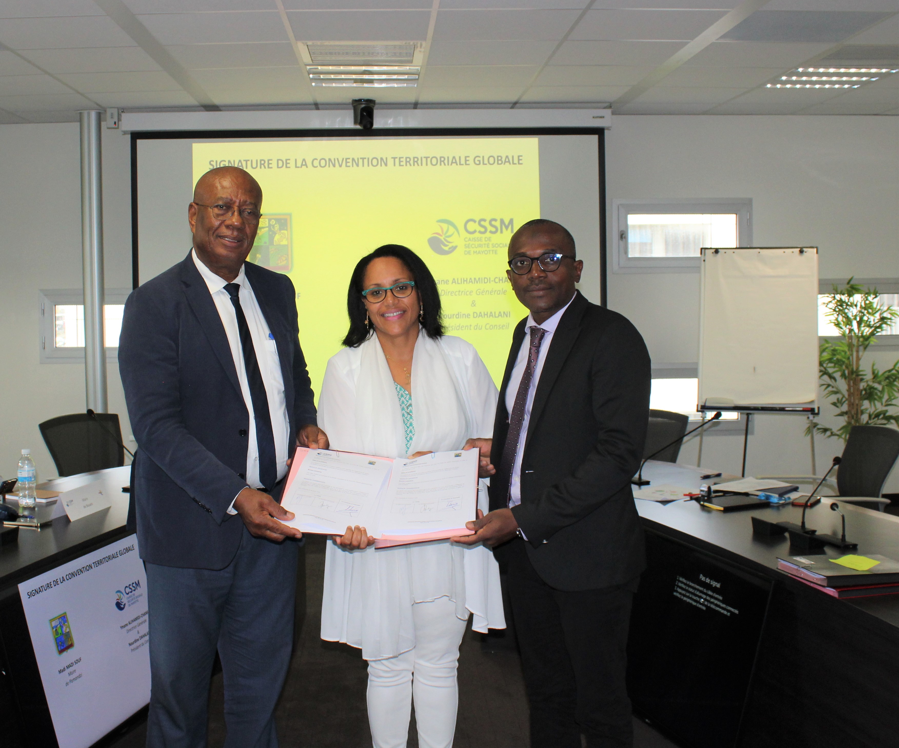 Signature&#x20;CTG&#x20;avec&#x20;les&#x20;communes&#x20;de&#x20;Pamandzi
